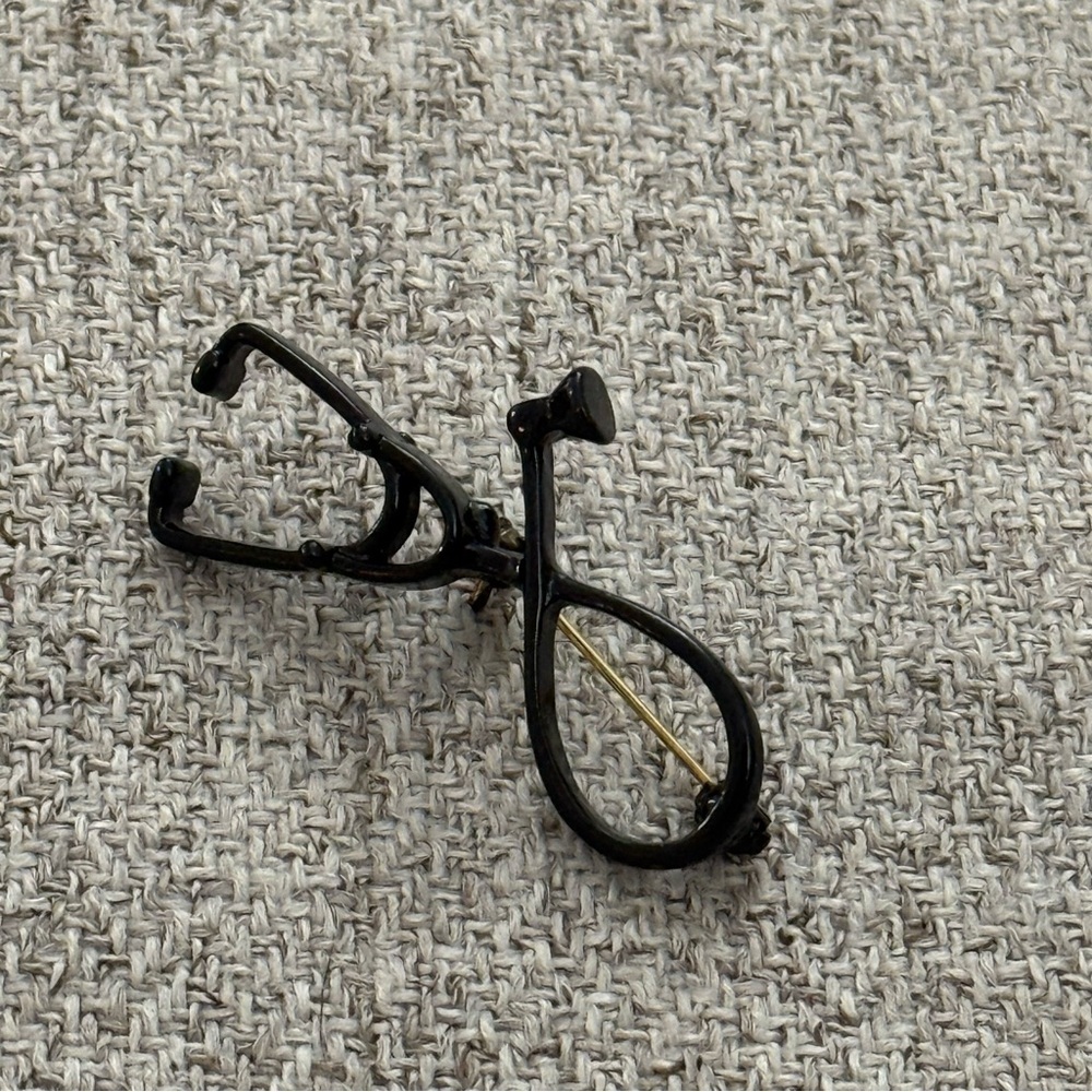 Black medical stethoscope unisex brooch pin NEW, UNISEX, perfect for gifts!